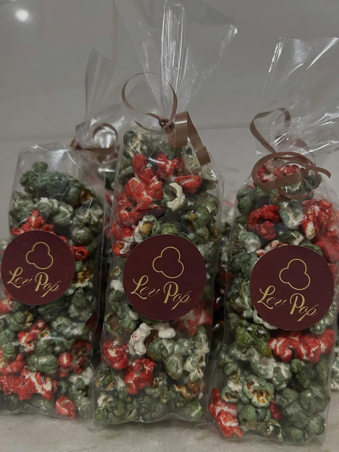 Pacote de pipoca gourmet colorida festiva